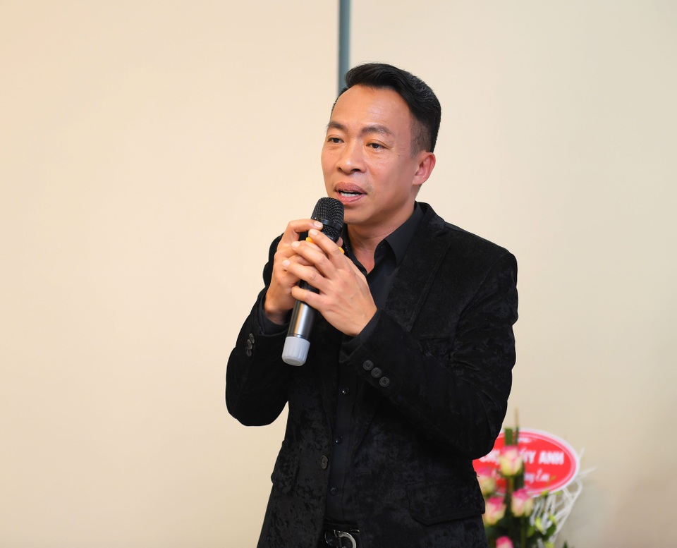 NSƯT Việt Hoàn thú nhận nhiều khi phải làm vợ để vợ làm chồng - 2 Ca sĩ Việt Hoàn chia sẻ về vợ.