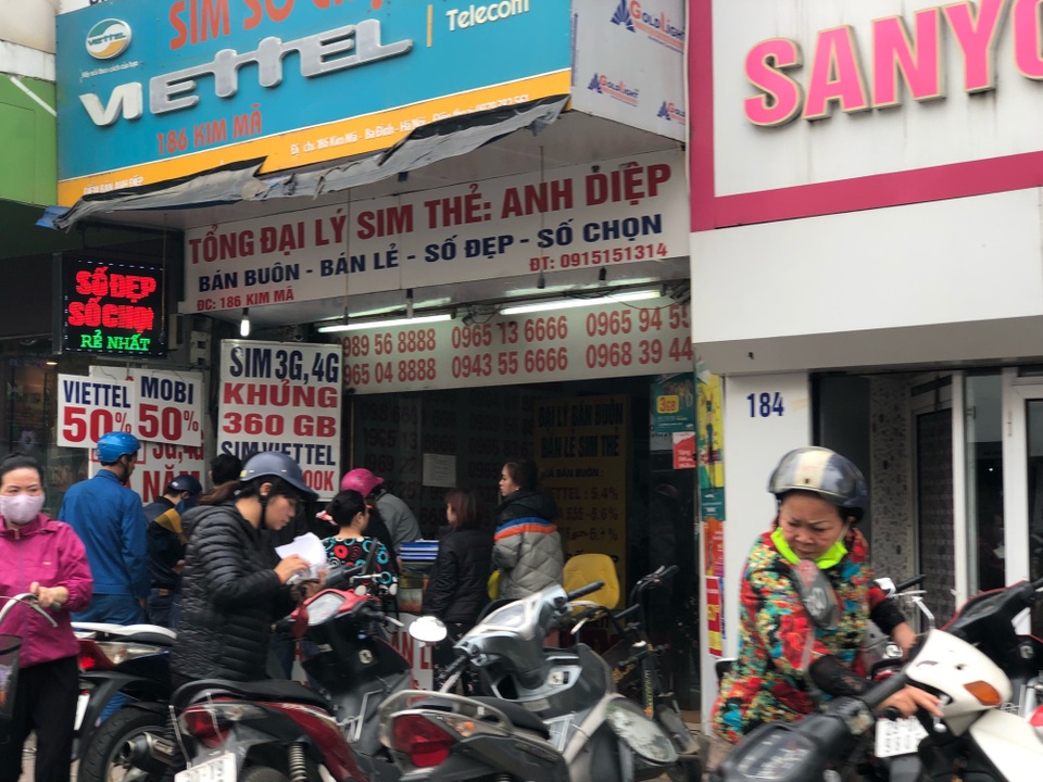 Đổ xô xếp hàng đi nạp tiền triệu cho điện thoại trước ngày cuối khuyến mại 50% - 3 Trên đường Kim Mã, các đại lý bán thẻ tấp nập người ra kẻ vào