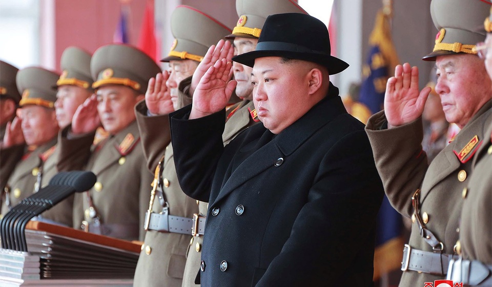 Triều Tiên không sợ lệnh trừng phạt mạnh chưa từng có của Mỹ - 1 Nhà lãnh đạo Kim Jong-un thị sát lễ duyệt binh tại Triều Tiên ngày 8/2 (Ảnh: Reuters)