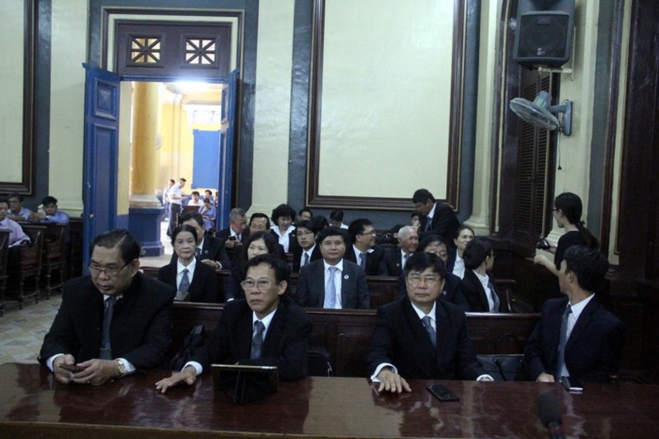 “Đi đêm” lãi suất với Huyền Như, 10 sếp ngân hàng phải hầu tòa - 3
Phiên tòa này có 30 luật sư bào chữa bị cáo và bảo vệ quyền và nghĩa vụ cho người liên quan.