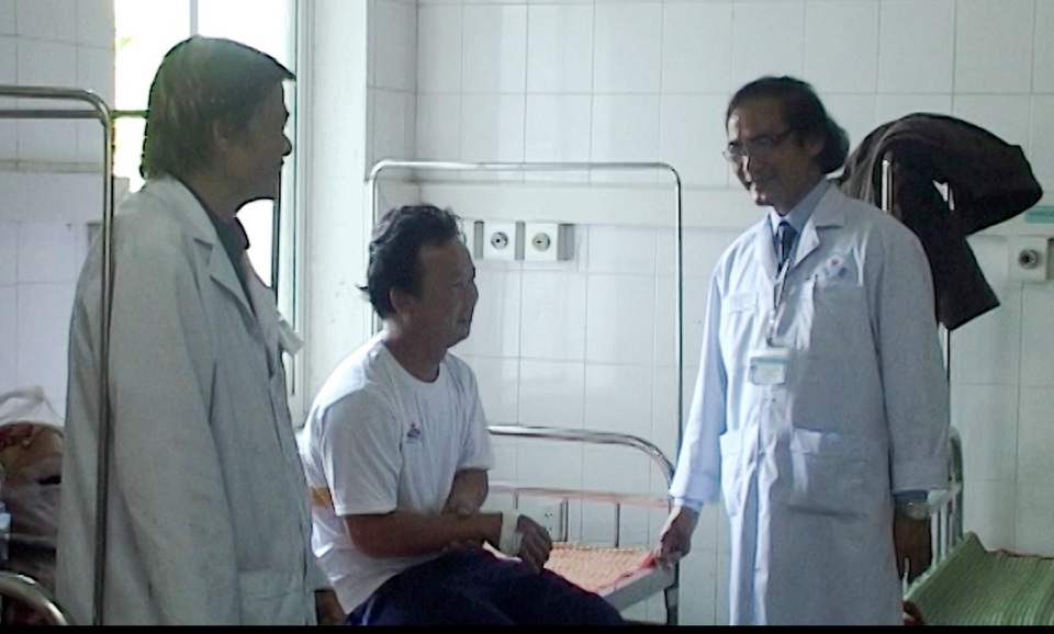 Một nam giới ngất lịm sau 10 phút ăn phải sứa độc - 1 Anh Lê Văn Hào (ở giữa) đã qua cơn nguy kịch sau khi bị ngộ độc do ăn sứa biển độc