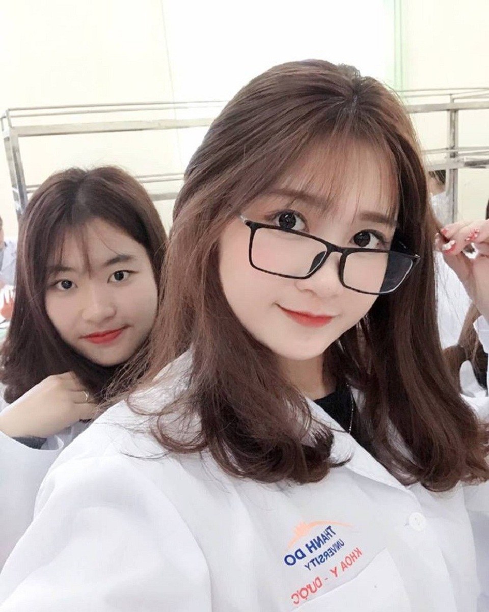 Khoe ảnh xinh đẹp, nữ sinh Dược bị phản ứng vì sai nội quy phòng thí nghiệm - 2 Kim Tuyến và bạn