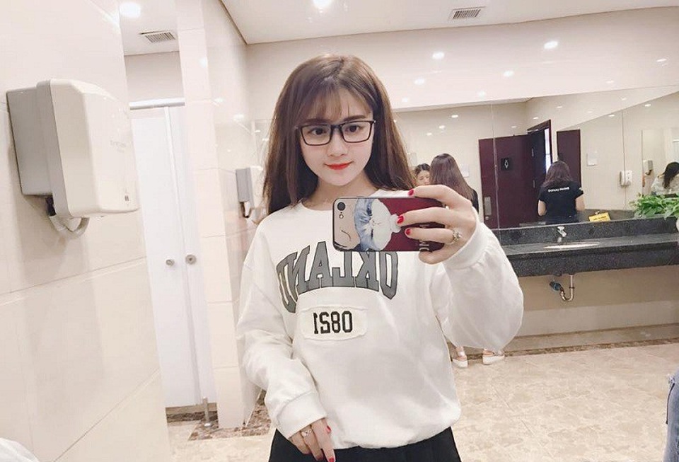 Khoe ảnh xinh đẹp, nữ sinh Dược bị phản ứng vì sai nội quy phòng thí nghiệm - 4 Khoe ảnh xinh đẹp, nữ sinh Dược bị phản ứng vì sai nội quy phòng thí nghiệm - 4