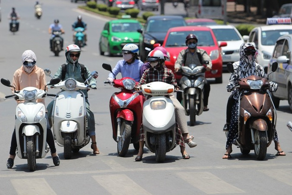 Miền Nam nắng nóng, nước giải khát từ trà xanh, thảo mộc hút khách mua - 1 Thời tiết nắng nóng dễ khiến cơ thể mất nước (ảnh internet)
