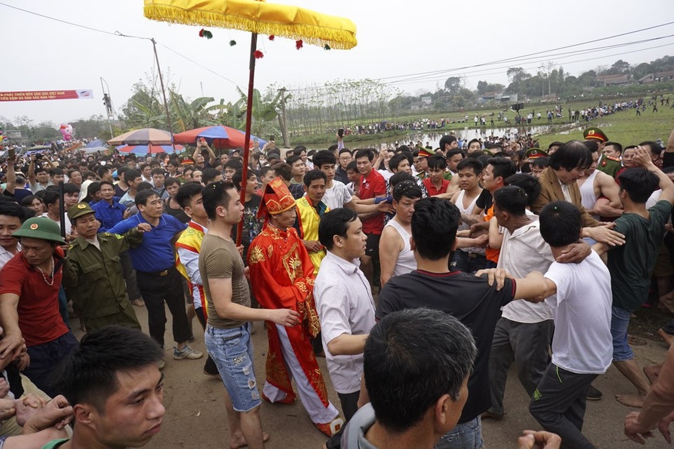 Hàng trăm trai làng "hỗn chiến" trên bùn lầy ở Hiền Quan - 2
Có 3 quả phết và 3 quả dúi được ông chủ tế lần lượt tung ra để trai tráng trong vùng tranh cướp.
Cướp phết ở Hiền Quan là một trò chơi truyền thống, xuất xứ từ tích cổ Thiều Hoa Công Chúa dùng trò chơi này để luyện quân đánh giặc.