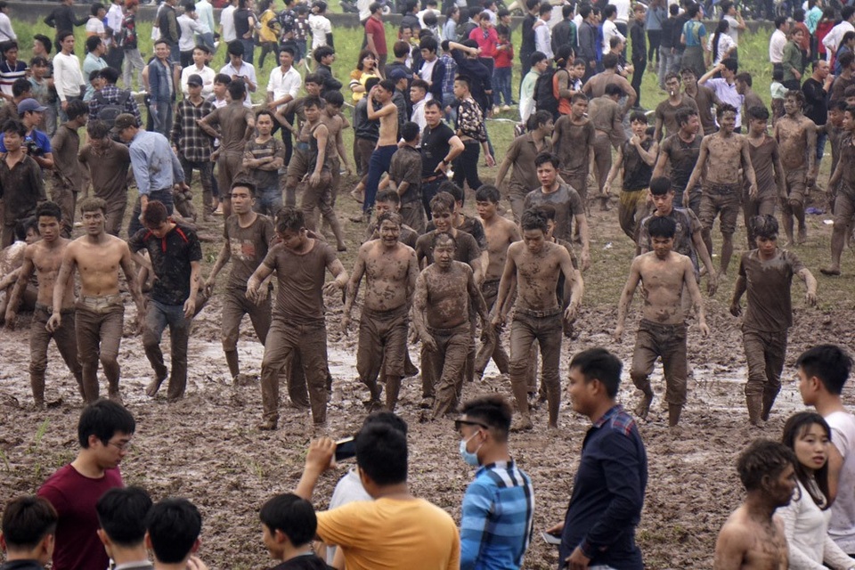 Hàng trăm trai làng "hỗn chiến" trên bùn lầy ở Hiền Quan - 12 Hàng trăm trai làng "hỗn chiến" trên bùn lầy ở Hiền Quan - 12