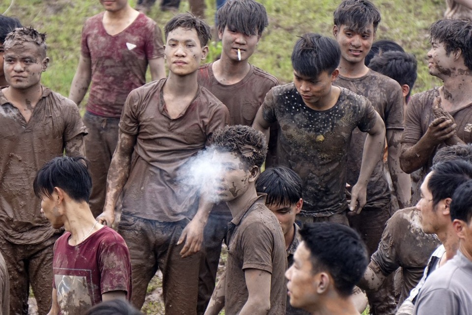 Hàng trăm trai làng "hỗn chiến" trên bùn lầy ở Hiền Quan - 13 Những thanh niên lấm lem bùn đất sau màn cướp phết.