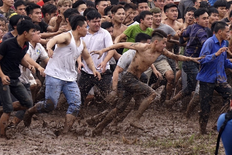 Hàng trăm trai làng "hỗn chiến" trên bùn lầy ở Hiền Quan - 3
Khi quả phết đầu tiên vừa được tung ra, lập tức hàng trăm trai tráng lao vào giằng co quyết liệt.