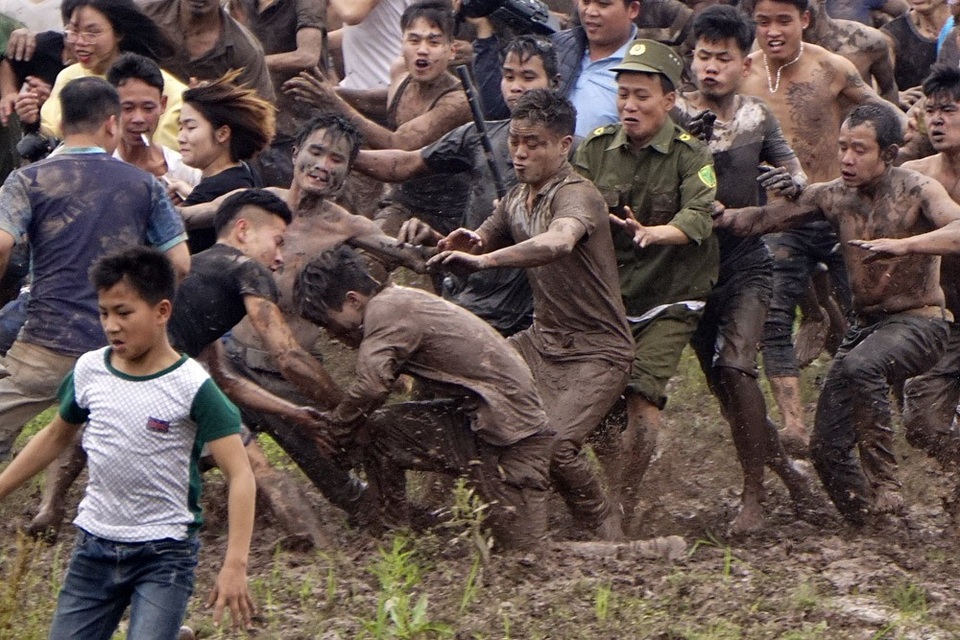Hàng trăm trai làng "hỗn chiến" trên bùn lầy ở Hiền Quan - 5
Một pha cướp phết dưới ruộng bùn.