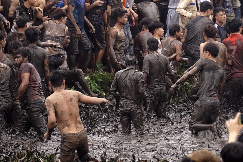 Hàng trăm trai làng "hỗn chiến" trên bùn lầy ở Hiền Quan - 6 Hàng trăm trai làng "hỗn chiến" trên bùn lầy ở Hiền Quan - 6