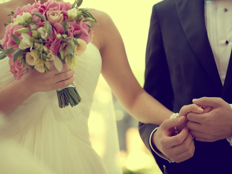 Cưới "chị" sau 1 tháng yêu nhau, chàng trai té ngửa khi biết sự thật - 1 Gia đình tôi đành chấp nhận cho tôi cưới em vì em nói đã mang trong mình giọt máu của tôi (ảnh minh họa: IT)
