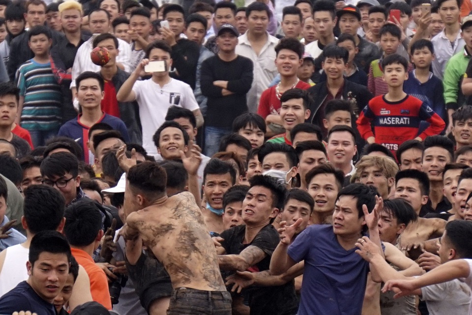 Hàng trăm trai làng "hỗn chiến" trên bùn lầy ở Hiền Quan - 8
Một quả phết bị hất lên cao, lập tức hàng trăm thanh niên lao theo. Theo quan niệm của người Hiền Quan, ai cướp được quả phết mang về nhà sẽ được may mắn.