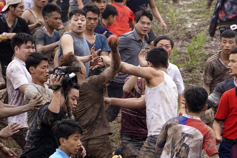 Hàng trăm trai làng "hỗn chiến" trên bùn lầy ở Hiền Quan - 9
Cướp phết là màn phối hợp đồng đội và phải có chiến thuật, không ai một mình có thể lao vào cướp phết thành công.