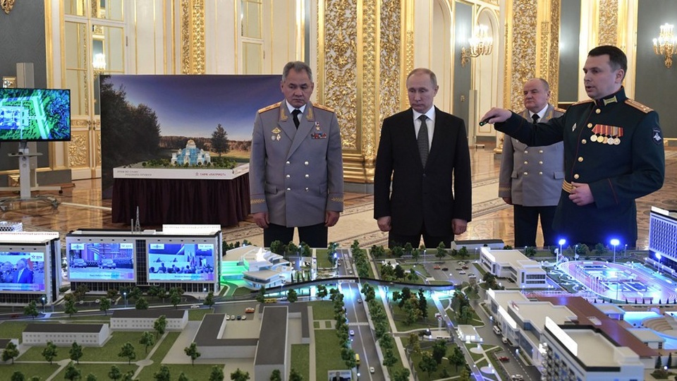 
Tổng thống Nga Vladimir Putin (vest đen) và Bộ trưởng Quốc phòng Sergey Shoigu (ngoài cùng bên trái) - Ảnh: Sputnik
