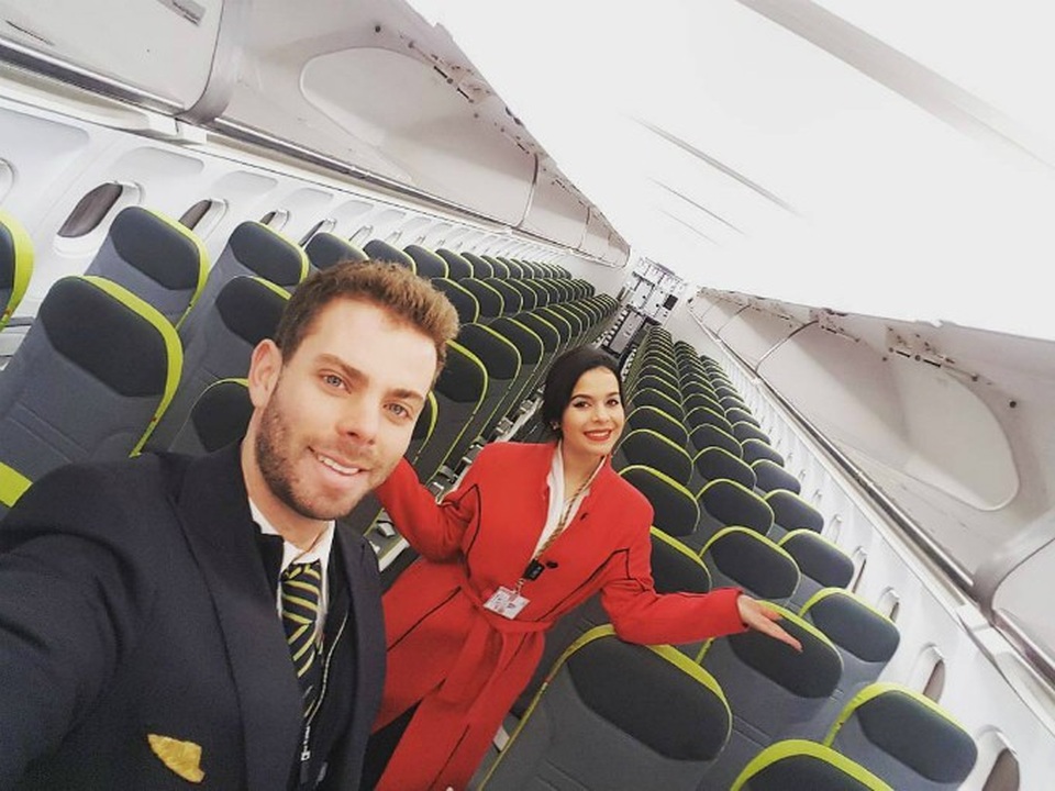 Hãng hàng không sở hữu đội ngũ phi hành đoàn đẹp trai nhất thế giới - 4 Đội ngũ phi hành đoàn thường xuyên chia sẻ những khoảnh khắc selfie