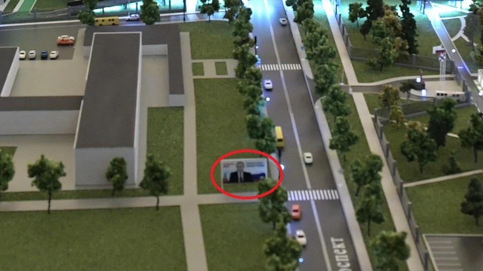 
Áp phích vận động tranh cử của Tổng thống Putin xuất hiện trong mô hình. (Ảnh: Twitter)
