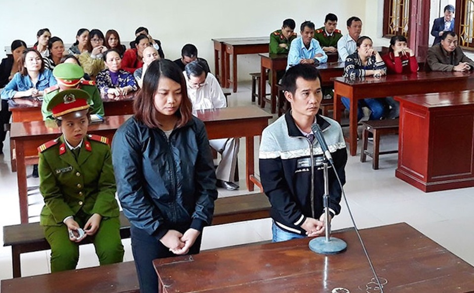 Quang và Lệ trước vành móng ngựa (ảnh báo Hà Nam)