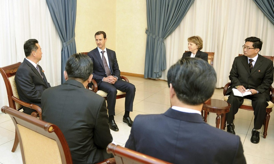 Mối thân tình Triều Tiên - Syria trong cuộc chiến chống “kẻ thù chung” - 1 Tổng thống Syria Bashar al-Assad (thứ hai từ trái sang) tiếp phái đoàn Triều Tiên do Bộ trưởng Ngoại thương Ri Ryong Nam dẫn đầu tại thủ đô Damascus năm 2014. (Ảnh: Reuters)