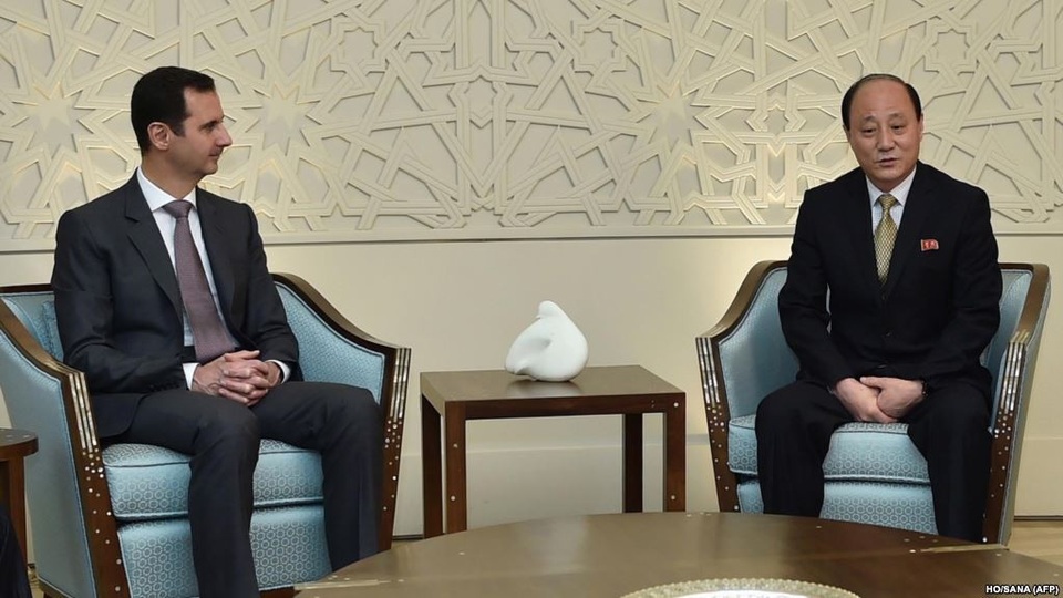 Mối thân tình Triều Tiên - Syria trong cuộc chiến chống “kẻ thù chung” - 3 Tổng thống Assad hội đàm với Thứ trưởng Ngoại giao Triều Tiên Sin Hong Chol tại Damascus năm 2015. (Ảnh: AFP)