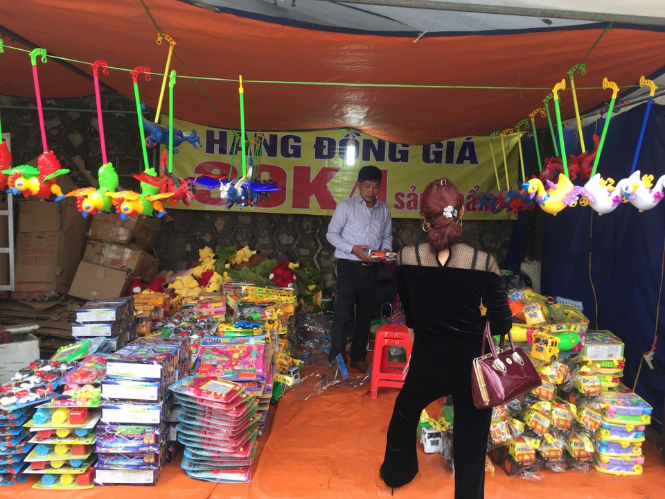 Dịch vụ ăn theo "bung nở" tại Hội Lim - 8
La liệt đồ chơi trẻ em bày bán trên vỉa hè