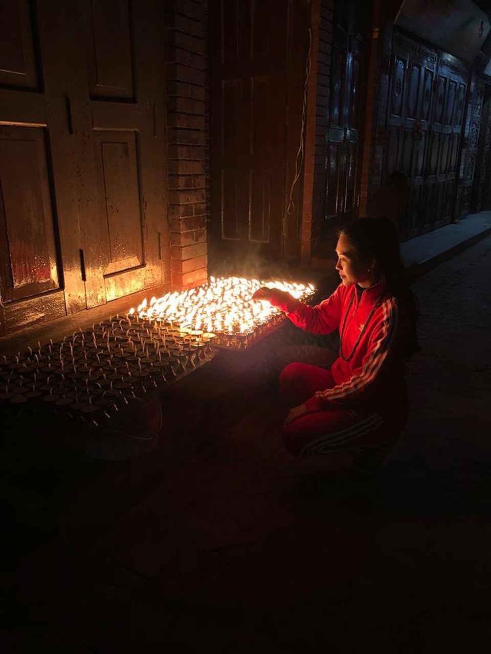 Cụ thể, từ 2 giờ sáng Tường Linh đã thức dậy để di chuyển đến Boudhanath - một trong những ngôi tháp lớn nhất thế giới. Ngôi tháp có chiều dài từ bức tường này đến bức tường kia gần bằng chiều dài của một sân bóng đá.