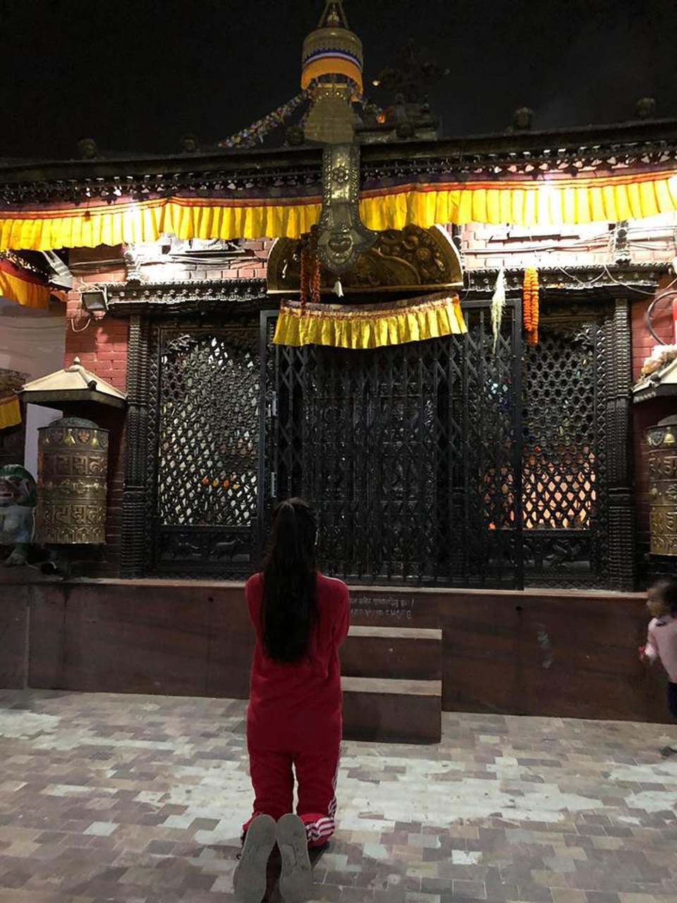 Một trong những phát nguyện lớn nhất trong chuyến đi lần này mà Tường Linh thực hiện được khi đến Nepal, đó là thực hiện Kora - đi bộ vòng quanh bảo tháp Baudha và niệm chú với 108 vòng (tương đương 45 km) trong vòng 24 giờ.