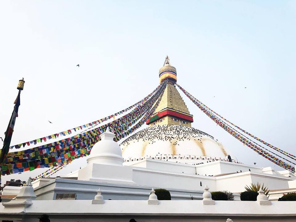 Chia sẻ về quyết tâm này, Tường Linh cho biết: “Hàng ngày mọi người đi nhiễu thành vòng tròn theo chiều kim đồng hồ xung quanh tháp, cùng nhau trì chú, quay bánh xe kinh luân cầu nguyện khi đi qua chúng để tiêu trừ nghiệp chướng, phát ra những lời nguyện cầu. Và nếu bạn đi đủ 108 vòng trong 24 giờ thì lời nguyện cầu sẽ linh ứng. Linh quyết tâm thực hiện hành trình này để mong ước gia đình luôn bình an và may mắn…”