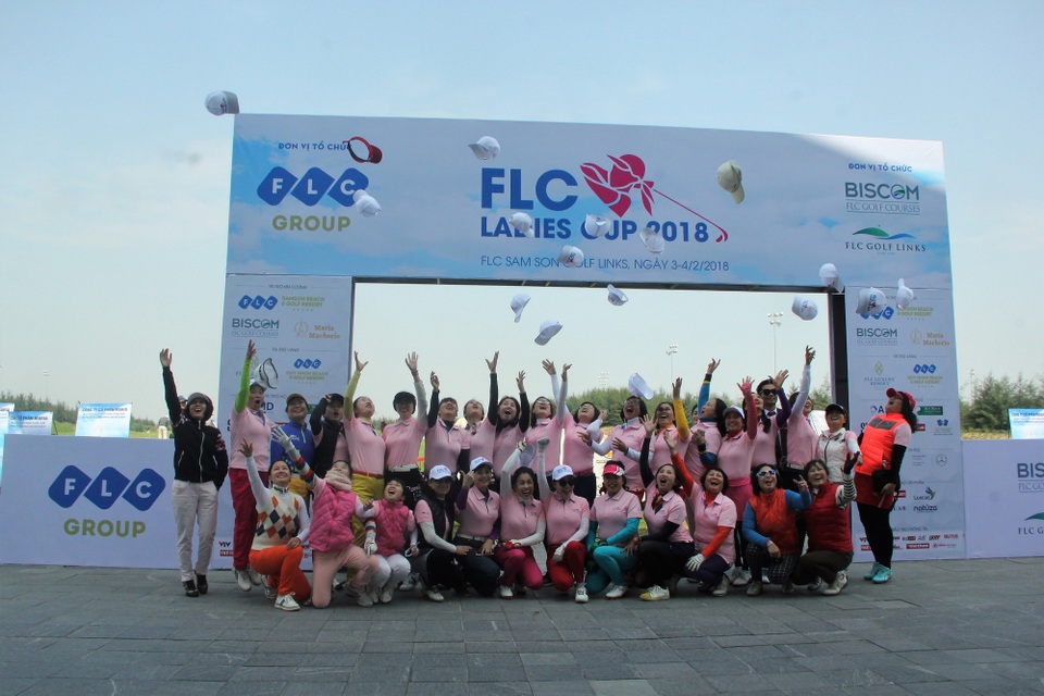 Khai mạc giải golf FLC Ladies Cup 2018 - 1
Các gôn thủ nữ hào hứng trước giờ thi đấu tại FLC Ladies Cup 2018