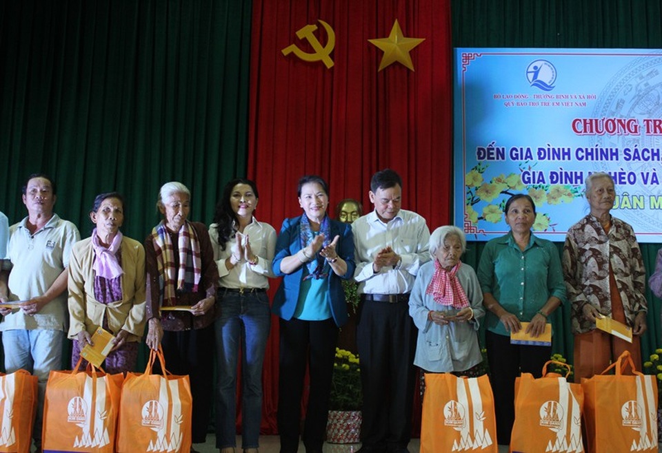 Chủ tịch Quốc hội tặng quà tết tại Bến Tre - 1
Chủ tịch Quốc hội tặng quà tết cho gia đình chính sách gia đình nghèo và nạn nhân chất độc da cam tại tỉnh Bến Tre
