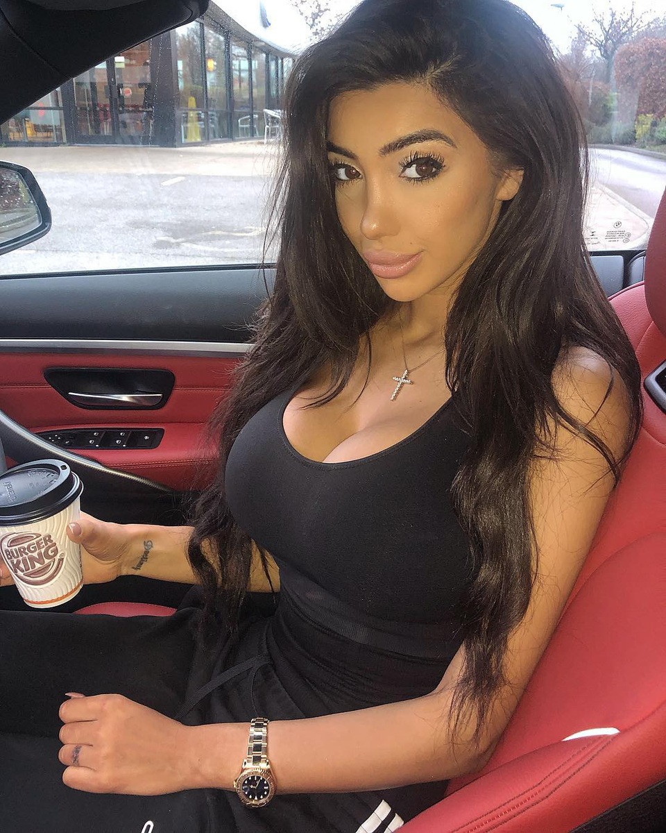 Chloe Khan "lộ" vòng một ngoại cỡ - 5
Người đẹp 26 tuổi thừa nhận cô từng suýt chết khi phẫu thuật mũi