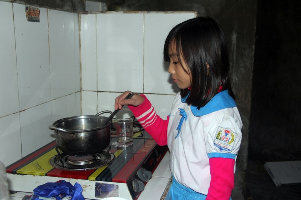 Thương bé lớp 5 một tay chăm mẹ ung thư, bố viêm tủy cấp - 5 Cô bé lao ngay vào bếp lo cơm nước cho bố mẹ và em.