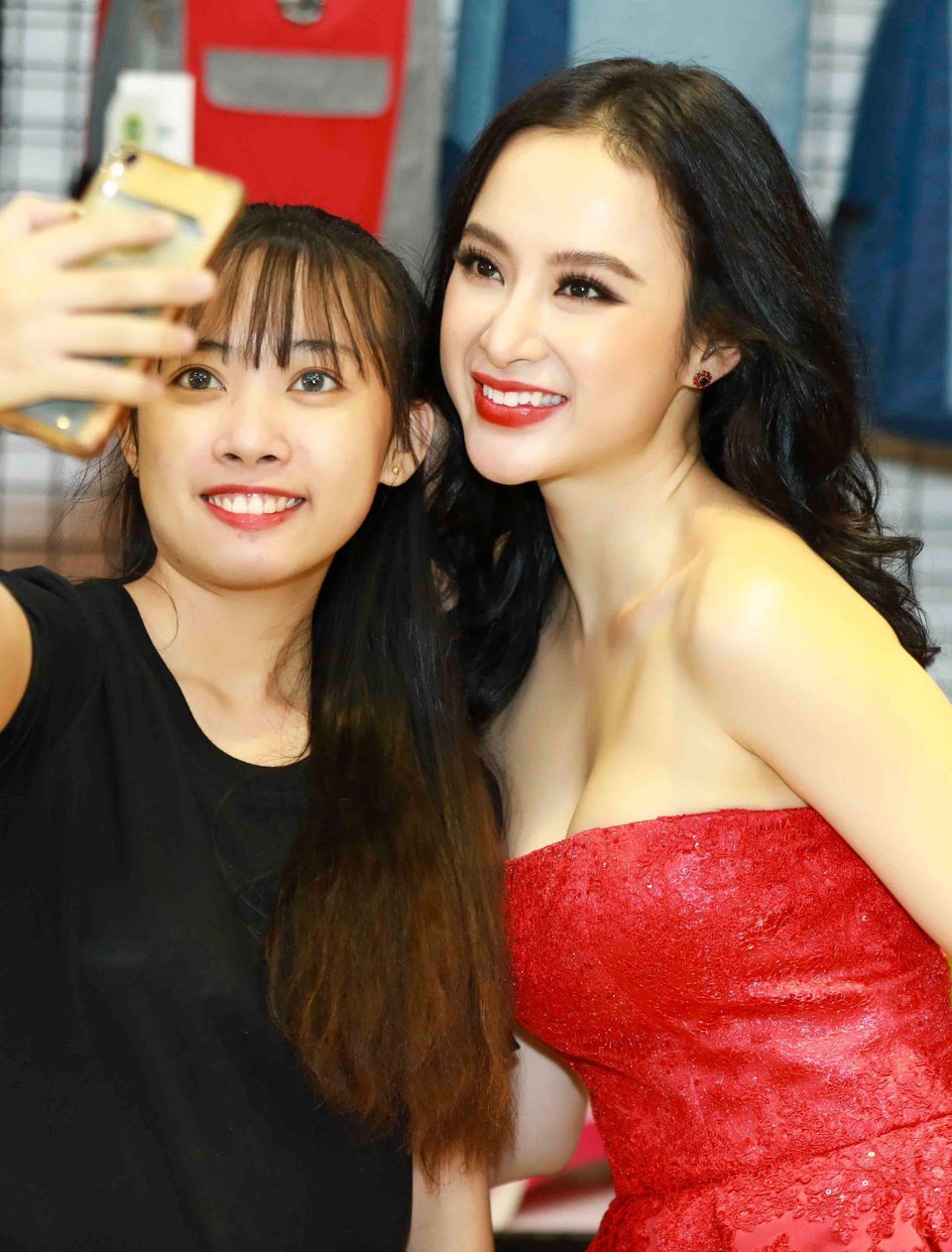 Angela Phương Trinh khoe vẻ bốc lửa sau khi nhận Bùi Tiến Dũng là “anh trai mưa” - 2 Sau khi bộ phim Glee và cuộc thi Hoa hậu Hoàn vũ Việt Nam 2017 kết thúc, Angela Phương Trinh và Á hậu Mâu Thủy trở thành những cái tên được chú ý hơn. Cả hai thường xuyên phải “bay” show và mang theo hàng tá trang phục, phụ kiện. Nhiều người nhận ra hai mỹ nhân nổi tiếng của Vbiz đã đến bày tỏ sự yêu thích và xin chụp ảnh chung. Xuất hiện trong sự kiện mới đây, cả hai đồng loạt thu hút sự chú ý của đám đông khi diện những bộ trang phục quyến rũ và không kém phần nổi bật.