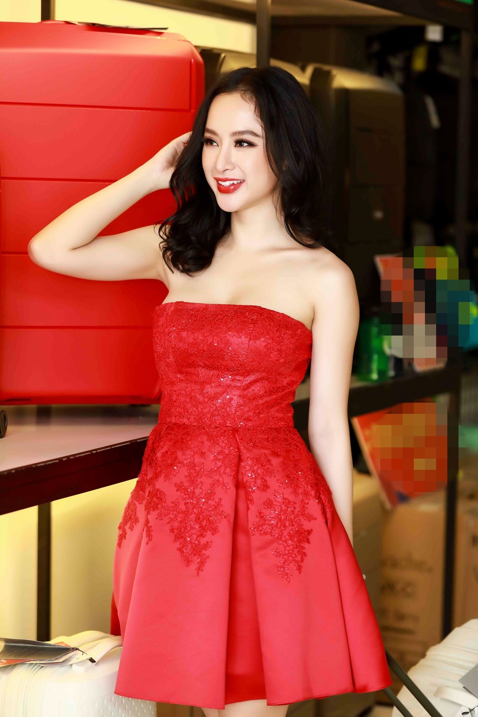 Angela Phương Trinh khoe vẻ bốc lửa sau khi nhận Bùi Tiến Dũng là “anh trai mưa” - 3 Angela Phương Trinh khoe khéo vòng 1 bốc lửa trong bộ váy quây.