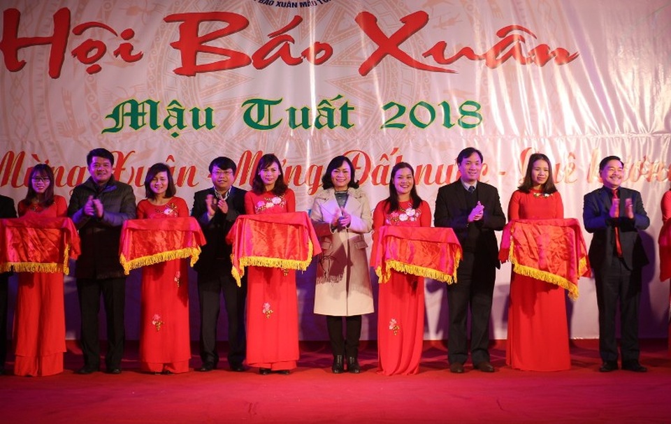 Hội báo Xuân Hà Tĩnh thu hút hàng ngàn độc giả - 1 Lãnh đạo tỉnh cắt băng khai mạc Hội báo Xuân Mậu Tuất