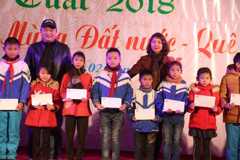Hội báo Xuân Hà Tĩnh thu hút hàng ngàn độc giả - 6 Tại Hội báo Xuân nhiều cơ quan báo chí, đơn vị doanh nghiệp cũng dành nhiều suất quà cho các em học sinh khó khăn học giỏi trên địa bàn huyện Thạch Hà