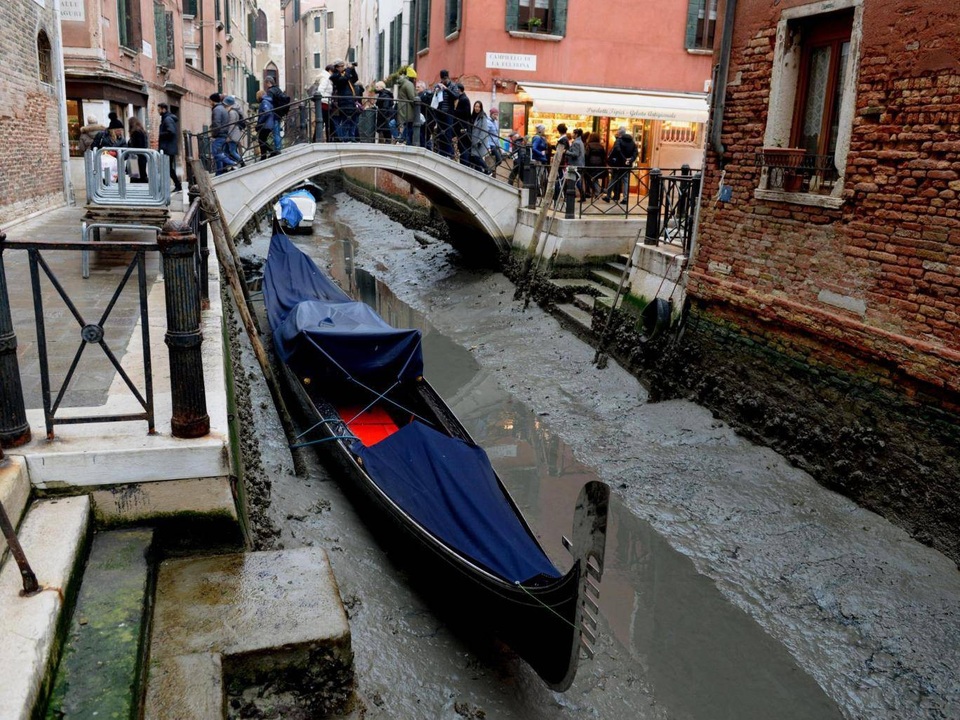 
Một con kênh cạn nước ở Venice (Ảnh: AFP)

