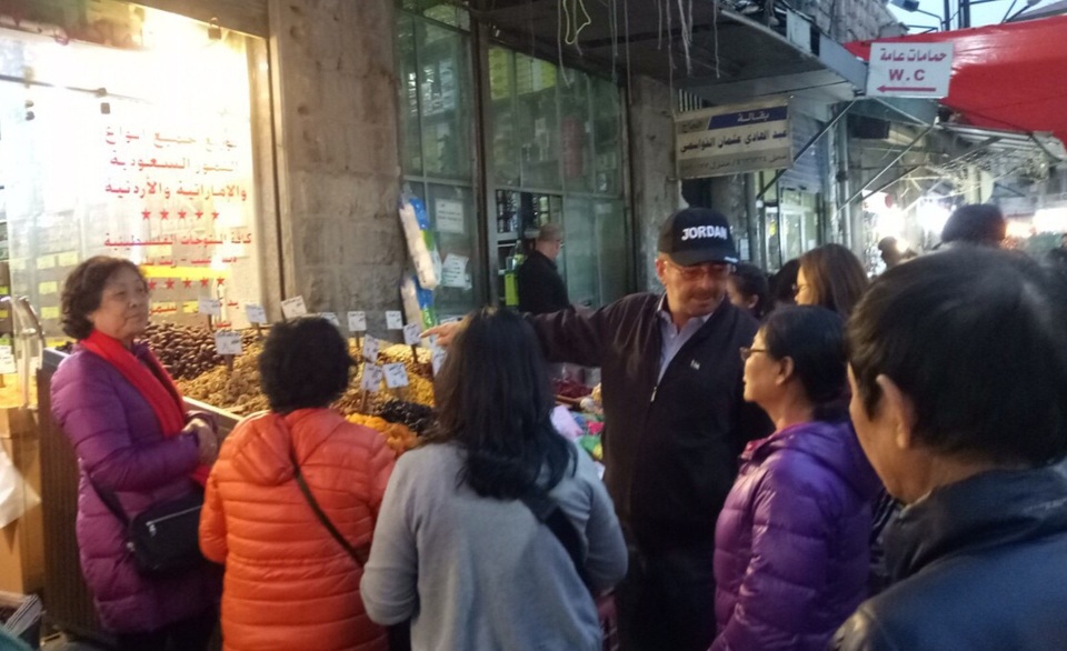 Niềm vui đi chợ Trung Đông – chợ của những người đàn ông - 1
Ông Hussan Abdulla, Chủ tịch Hiêp hội hướng dẫn viên du lịch Jordan đưa đoàn chúng tôi đi thăm chợ Amman.