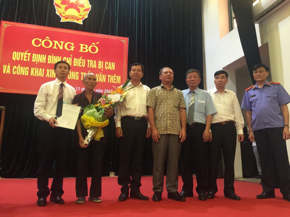 Cụ ông 2 lần bị kết án tử hình oan mòn mỏi chờ tiền bồi thường - 4 Cụ Trần Văn Thêm trong buổi Liên nghành Tư pháp trung ương tổ chức buổi công khai xin lỗi ngày 11/8/2016