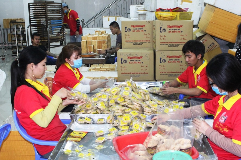 Làng bánh khô mè hối hả vào mùa Tết - 1
Làng làm bánh khô mè Cẩm Lệ hối hả trong những ngày cận Tết.