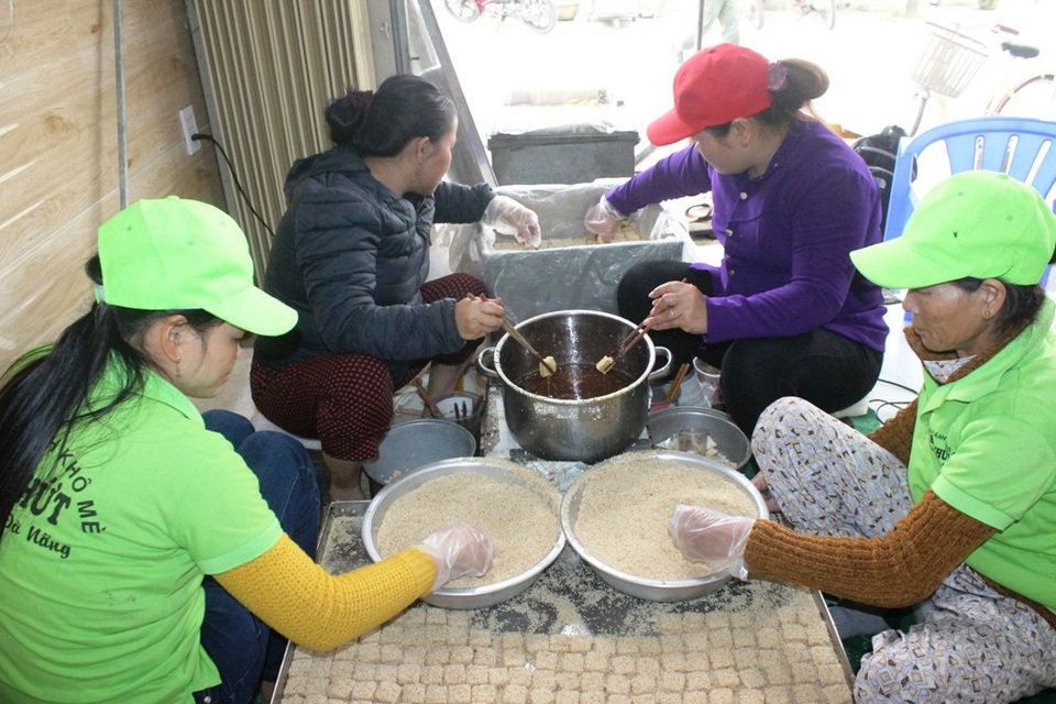 Làng bánh khô mè hối hả vào mùa Tết - 4
Hàng trăm công nhân tại các xưởng bánh, làm việc tích cực để đáp ứng đủ số lượng bánh cho thị trường Tết Nguyên đán.
