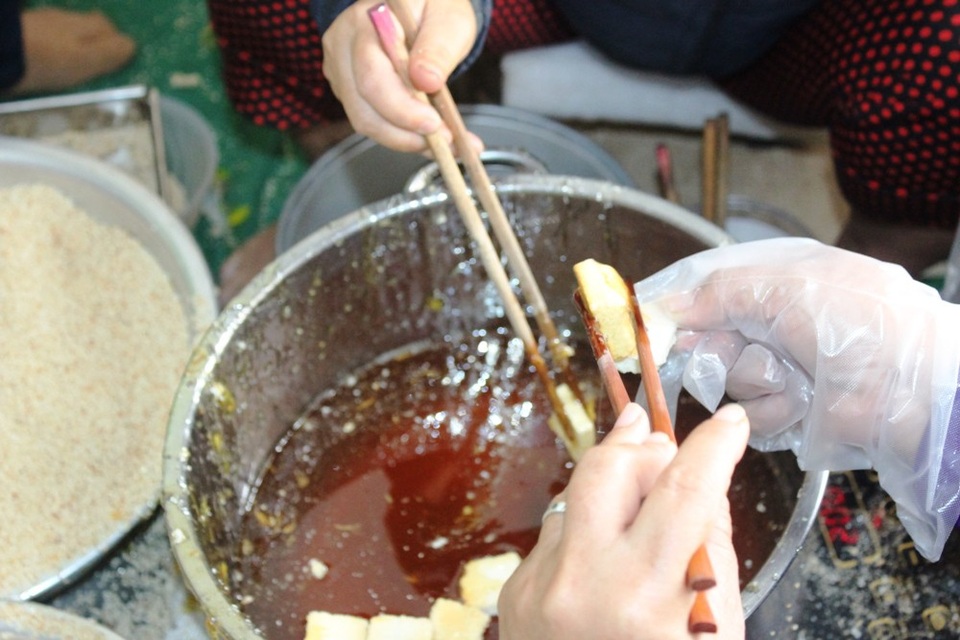 Làng bánh khô mè hối hả vào mùa Tết - 6
Thắng đường, tẩm mè là công đoạn vô cùng quan trọng, tạo nên hương vị đặc trưng cho bánh khô mè Cẩm Lệ.