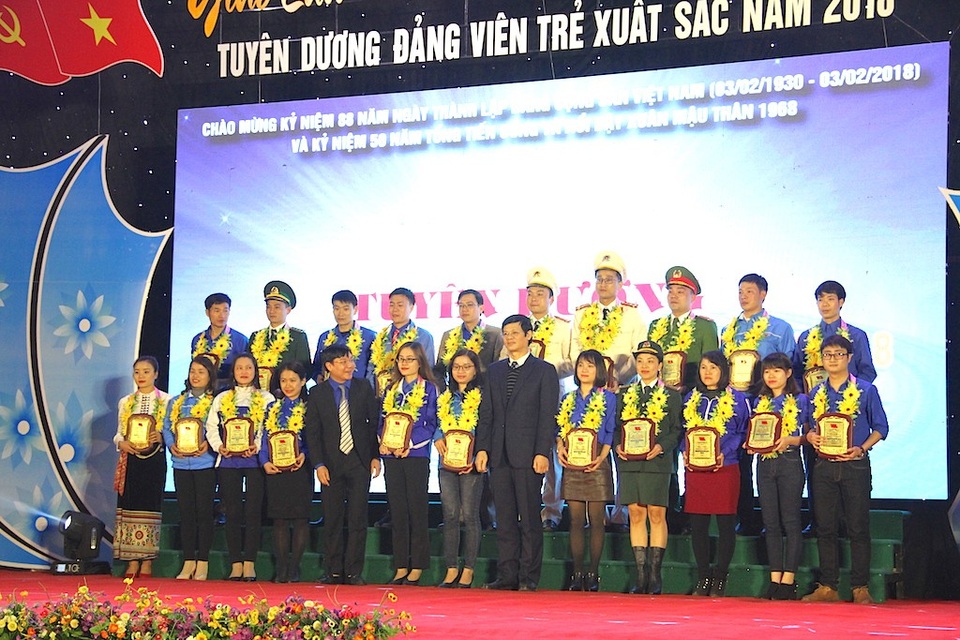 Nghệ An: Tuyên dương 22 Đảng viên trẻ xuất sắc - 1
Ban thường vụ Tỉnh đoàn đã tuyên dương 22 Đảng viên trẻ xuất sắc năm 2018. Đây là những gương sáng về học tập, lao động, sáng tạo, rèn luyện, tình nguyện vì cộng đồng, mẫu mực trong công tác và sinh hoạt.