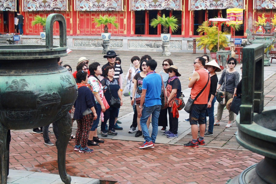 Du khách đến tham quan Di sản Huế tăng cao trong tháng đầu 2018 - 1 Một đoàn Du khách tham quan Hiển Lâm Các - Thế Miếu