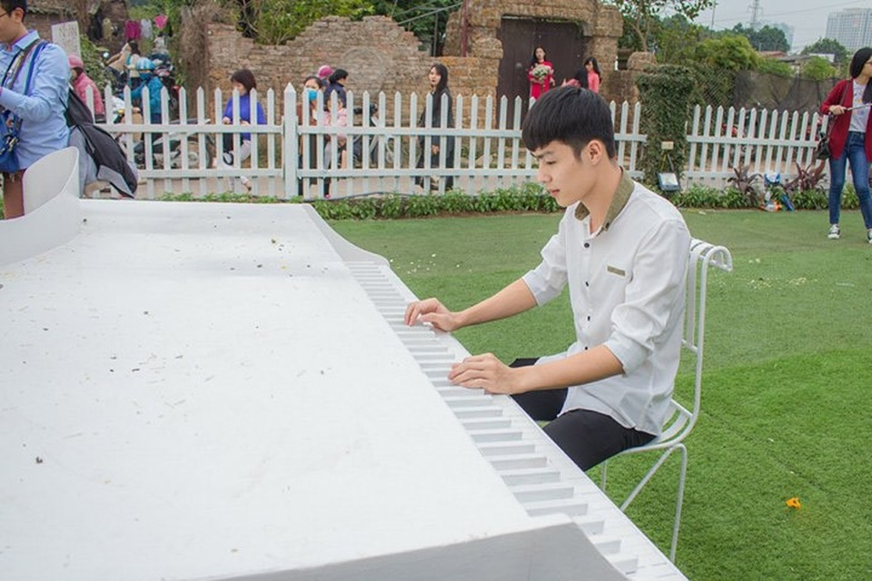 Đi đón Phan Văn Đức, nữ CĐV “phát cuồng” vì nam sinh điển trai xứ Nghệ - 7 Đi đón Phan Văn Đức, nữ CĐV “phát cuồng” vì nam sinh điển trai xứ Nghệ - 7