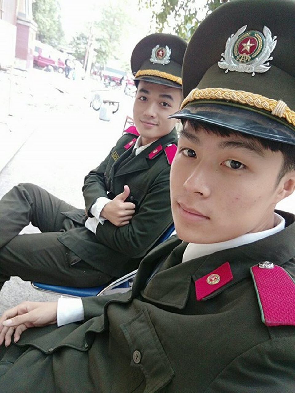 Đi đón Phan Văn Đức, nữ CĐV “phát cuồng” vì nam sinh điển trai xứ Nghệ - 6 Đi đón Phan Văn Đức, nữ CĐV “phát cuồng” vì nam sinh điển trai xứ Nghệ - 6