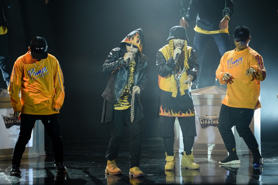 Phúc Bồ- Hà Lê gây ấn tượng khi đưa tất cả các nghệ sĩ tham gia Sao đại chiến vào rap.