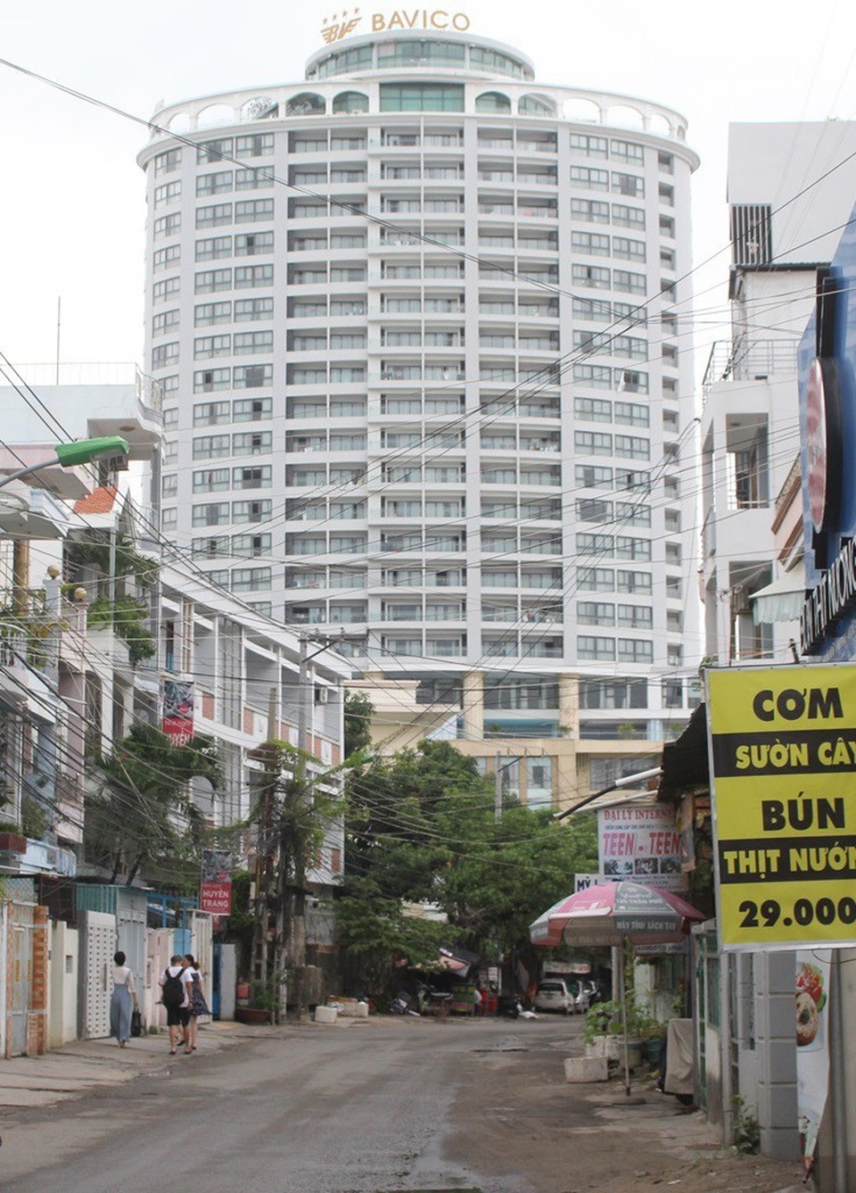 Tạm giam ông Đinh Tiến Sử, nguyên giám đốc khách sạn chứa chấp mại dâm - 1
Khách sạn Bavico Nha Trang nơi các cô gái bán dâm cho khách Trung Quốc