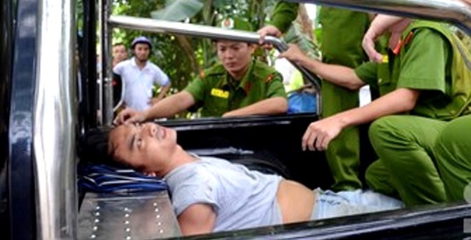 Nỗi đau ngày cận Tết - 1 Lực lượng Cảnh sát 113 khống chế, áp giải hung thủ Phạm Văn Vũ về trụ sở Công an tỉnh Quảng Ngãi.