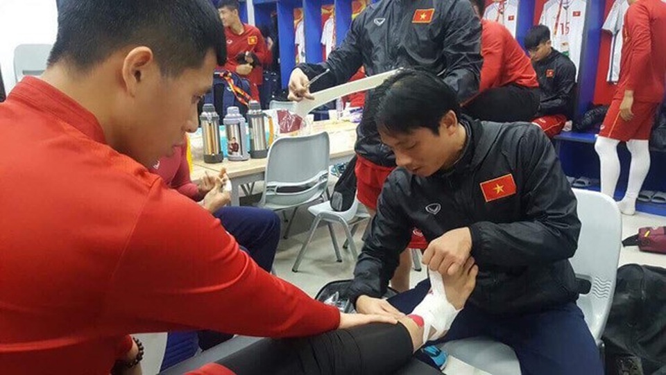 Bác sĩ riêng của U23 Việt Nam lý giải vì sao các cầu thủ có sức khỏe đáng kinh ngạc - 2 Bác sĩ Thủy khi đang trực tiếp chăm sóc cho cầu thủ
