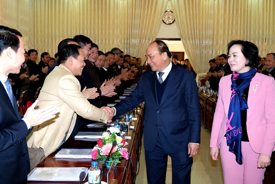Thủ tướng: Sao để người làm nên những ruộng bậc thang kỳ vĩ không còn nghèo - 1
Thủ tướng thăm và làm việc với lãnh đạo chủ chốt tỉnh Yên Bái chiều 3/2.